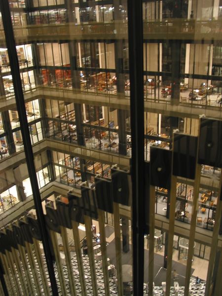ملف:NYU's Bobst library-2.jpg