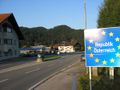 A typical Schengen internal border (here near Kufstein between ألمانيا and Austria): the traffic island marks the spot where a control post once stood; it was removed in 2000.