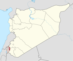 خريطة سوريا مع إبراز محافظة القنيطرة المناطق التي يسيطر عليها السوريون حمراء ، وجزء كبير من المحافظة يقع في المنطقة العازلة التابعة لقوة الأمم المتحدة لمراقبة فض الاشتباك (باللون الوردي) ومرتفعات الجولان التي تحتلها إسرائيل (فقس).