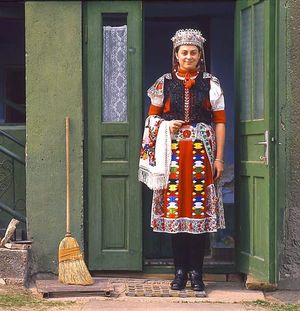 فتاة ترتدي الزي التقليدي في بوخارست، رومانيا