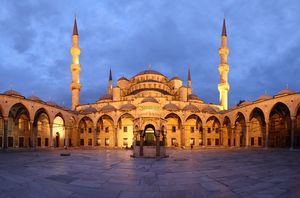 صحن جامع السلطان أحمد، المعروف أيضاً بالجامع الأزرق، في إسطنبول عند الغسق.