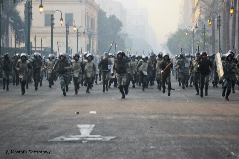 ملف:اللواء 82 مظلات يهجم على شارع القصر العيني في 16-12-2011.jpg