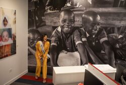 بالاسيوس تزور المقر الرئيسي لجمعية سمايل ترين الخيرية في منهاتن، والتي تدعم العمليات الجراحية للأطفال المولدين بشفاه أرنبية.