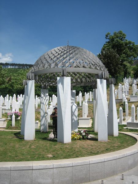 ملف:Sarajevo Grave of Alija Izetbegovic.jpg