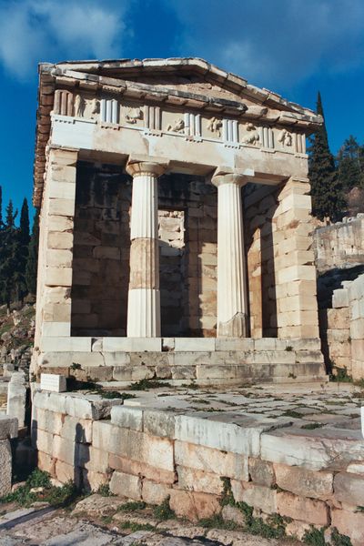 ملف:Treasury of Athens at Delphi.jpg