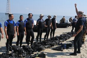 US Navy 091011-N-0260R-059 Sailors from Egyptian navy frogman units conduct pre-dive checks during a training exercise with U.S. Navy explosive ordnance disposal personnel.jpg
