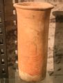 وعاء أسطواني للملك حور عحا من سقارة، الأسرة الأولى؛ متحف-كستنر.