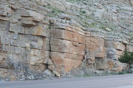 طبقات الصخور الرسوبية بالقرب من خصب، محافظة مسندم، عُمان.