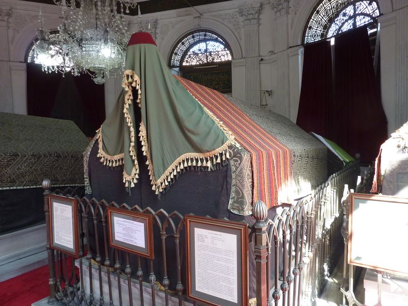 ملف:Mausoleum of Sultan Mahmud II - sarcophagus of Sultan Adbulaziz - P1030837.JPG
