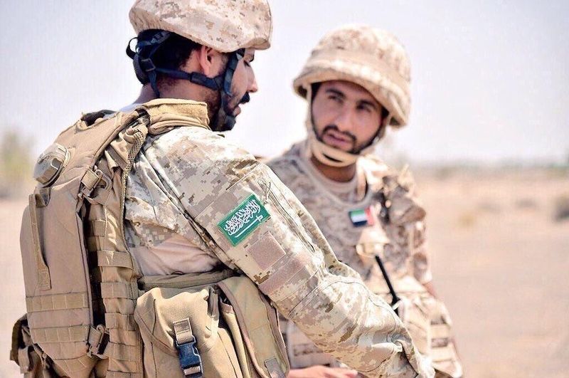 ملف:Saudi Arabian soldier from the First Airborne Brigade with a UAE soldier, 2016.jpg