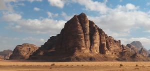 أعمدة الحكمة السبعة، إحدى أبرز التشكيلات الصخرية في وادي رم، بالأردن.