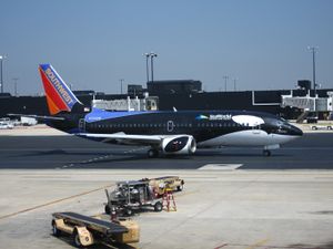 Southwest 737-3H4 N334SW BWI Shamu.jpg