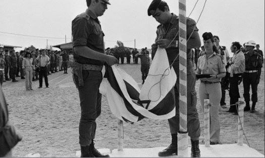 الجنود ينزلون العلم الإسرائيلي من المستوطنة