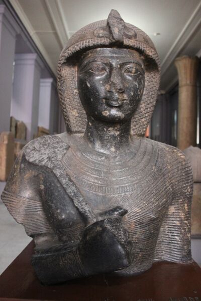 ملف:Bust of King Ramses II 00 (8).jpg