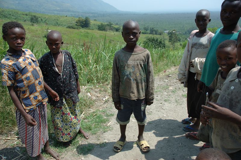 ملف:Children in Virunga National Park.jpg