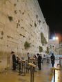 عدد من اليهود يصلون عند الحائط الغربي