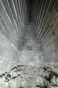 تفاصيل السقف المقبب الضخم المقوس في غرفة الدفن الرئيسية.