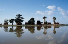 بيوت من الطين على الجزيرة الوسطى في بحيرة دبو، قطاع عريض من نهر النيجر.