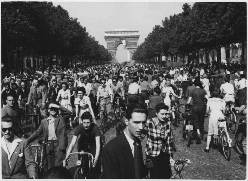 ملف:WWII, Europe, France, Civilians, "Hour of Triumph, Parisians join the parade down Champs Elysees from the Arch de... - NARA - 196298.jpg