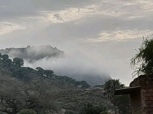 الضباب يغطي قمم جبال مدينة كادوقلي بولاية جنوب كردفان، بالسودان