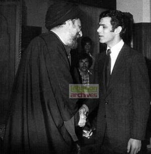 نجاح واكيم يصافح موسى الصدر