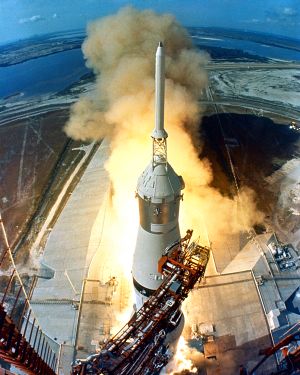 الصاروخ زحل-5 ينطلق حاملا المهمة أپولو-11، أول رحلة فضاء مأهولة إلى القمر، انطلقت من مركز كنيدي للفضاء، 16 يوليو، 1969.