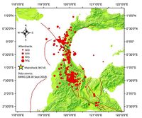 مواقع الزلازل والمسارات السطحية للتصدعات الرئيسية بالقرب من مركز الزلزال. صدع پالو-كورو موضح بالخطين الأحمرين المتقطعين المشار لهم بالأسهم.