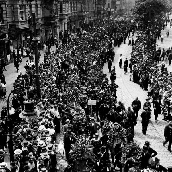 ملف:Funeral of Rosa Luxemburg and Karl Liebknecht, Berlin, 1919-06-13.jpg