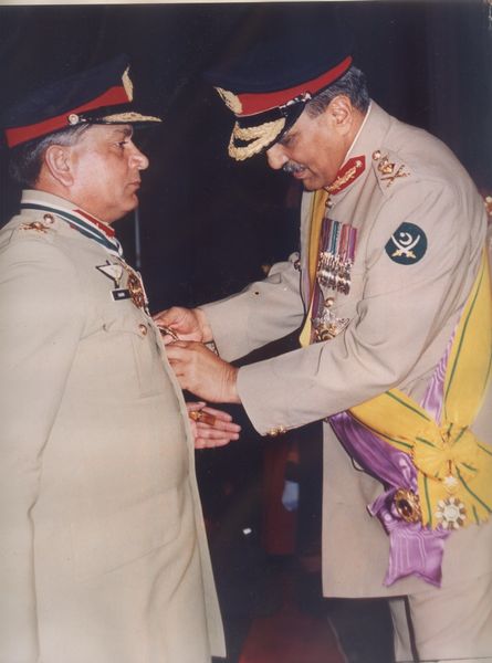 ملف:General Shamim Alam Khan receiving the Hilal-i-Imtiaz.jpg
