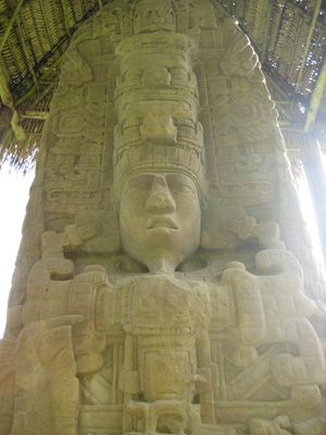 صورة مقربة للجزء العلوي من التمثال، يظهر فيه وجه الملك وتفاصيل رأسه