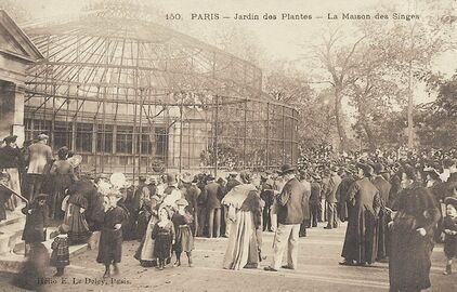 Crowd outside the Palace of the Apes (1900ح. 1900) in the Jardin des Plantes