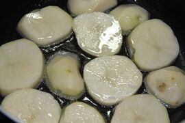 Using potatoes as tadig in chelow-style rice-cooking