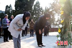 الأميرة جمال الكرام تنحني أمام قبر جدها الأكبر، پادوكا پهالا، سلطان سولو، في دى‌ژو بالصين، 19 نوفمبر 2018.
