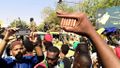 المحتجون يمسكون بفوارغ الرصاص الذي استخدمته قوات الأمن السودانية لفض اعتصام القيادة العامة.