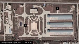 مقارنة بين موقعي صواريخ براهموس في الفلپين (يمين) والهند (يسار): 1- حظائر عالية لصيانة وتجميع الصواريخ. 2: مخازن الصواريخ للتخزين.