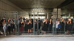 حشود أمام إحدى محاكم أثينا بعد إعلان حزب الفجر الذهبي تنظيماً إجرامياً، أكتوبر 2020.