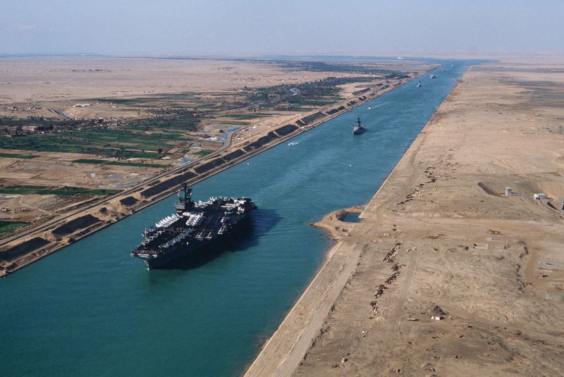 ملف:USS America (CV-66) in the Suez canal 1981.jpg