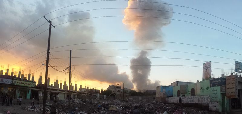 ملف:Air strike in Sana'a 11-5-2015.jpg