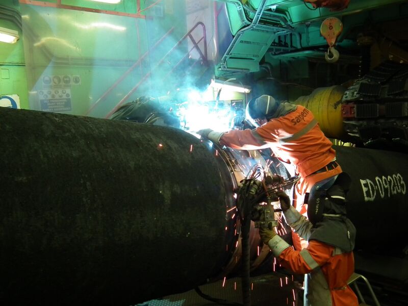 ملف:Nord Stream - two pipes are welded together on the Castoro Sei pipelaying vessel.jpg