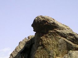 "الصخرة الباكية"، ترتبط بالأميرة الأناضولية نيوبه، تشرف على مانيسا من مرتفعات جبل سپيلوس