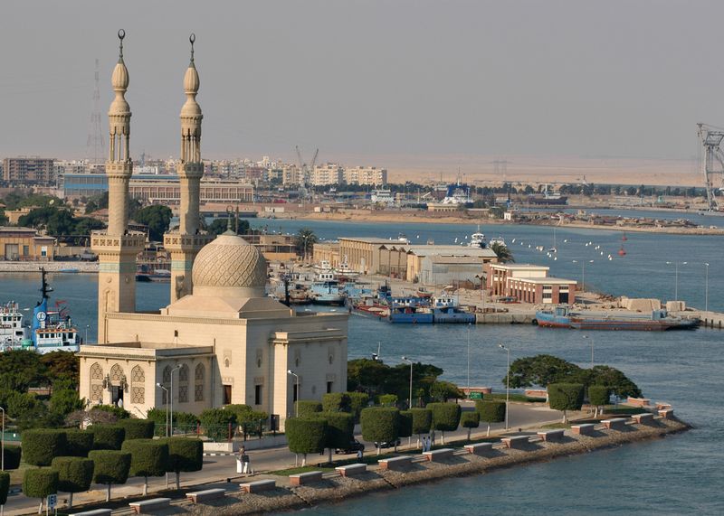 ملف:US Navy 031013-N-6187M-001 The nuclear powered aircraft carrier USS Enterprise (CVN 65) passes an Islamic mosque on the western bank of the Suez Canal while transiting to the Red Sea.jpg