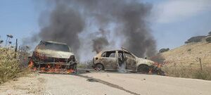 سيارات حرقها المستوطنون الإسرائيليون في قرية أم الصفا الفلسطينية (24 يونيو 2023)