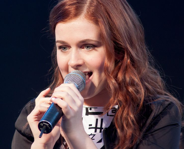 ملف:Amy Diamond singing in Uddevalla 2013-11-06.jpg