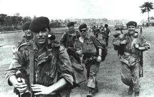جنود بلجيكيون، يرتدون البريهات والسترات المموهة.