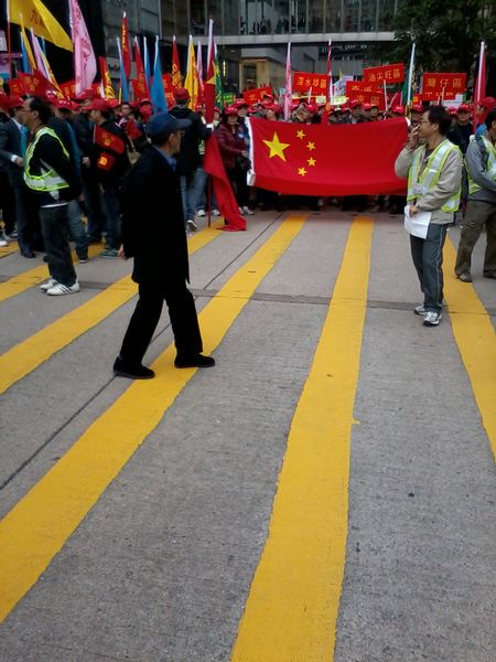 ملف:HKFTU Chater Road 香港各界慶典委員會 crossway yellow lines 1-Jan-2013.jpg