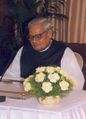 أتال بيهاري ڤاجپايي أول سوايامسڤاك يتقلد منصب رئيس وزراء الهند.