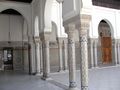 صورة لعواميد المسجد المُصممة بالرخام وبشكل جميل
