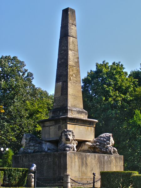 ملف:Obeliscul leilor, Grădina Copou.jpg