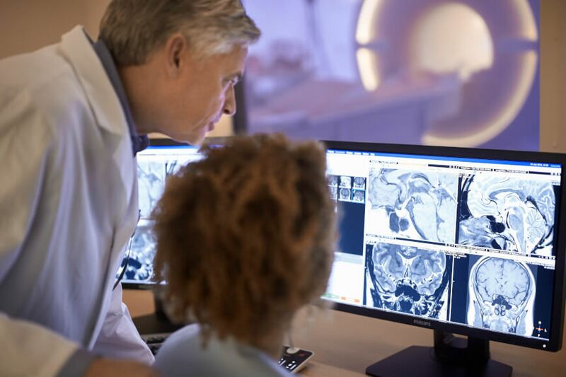 ملف:Radiologist interpreting MRI.jpg