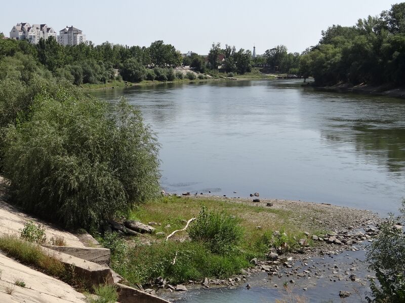 ملف:View along Dniester River - Tiraspol - Transnistria (36420533690).jpg
